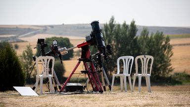 Teleskope stehen im Vorfeld der totalen Sonnenfinsternis bereit. 