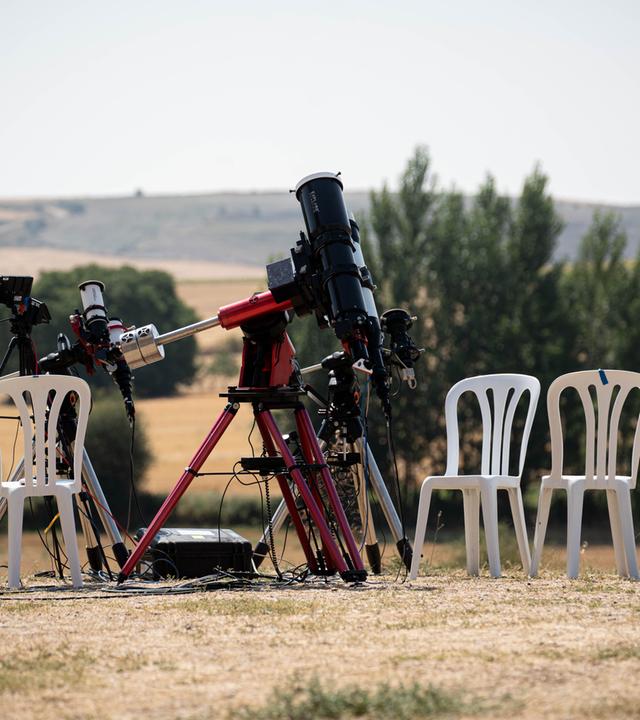Teleskope stehen im Vorfeld der totalen Sonnenfinsternis bereit. 