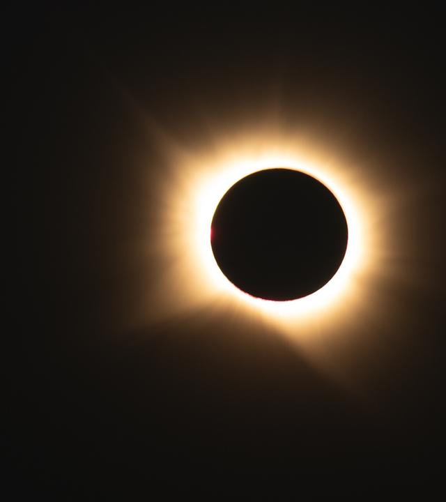 Totale Sonnenfinsternis über dem Alcázar von Segovia in Spanien am 12. August 2026.