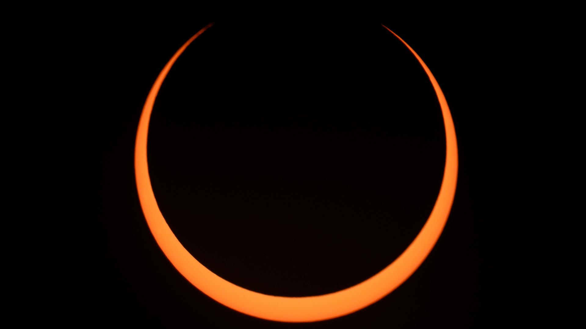 Der Mond bewegt sich während einer ringförmigen Sonnenfinsternis über die Sonne.