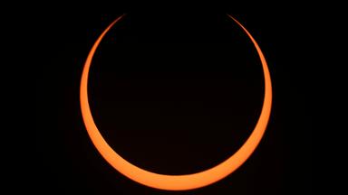 Der Mond bewegt sich während einer ringförmigen Sonnenfinsternis über die Sonne.