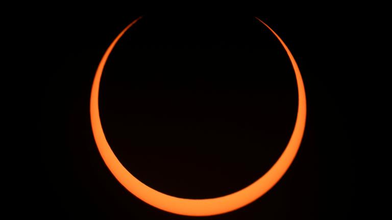 Der Mond bewegt sich während einer ringförmigen Sonnenfinsternis über die Sonne.