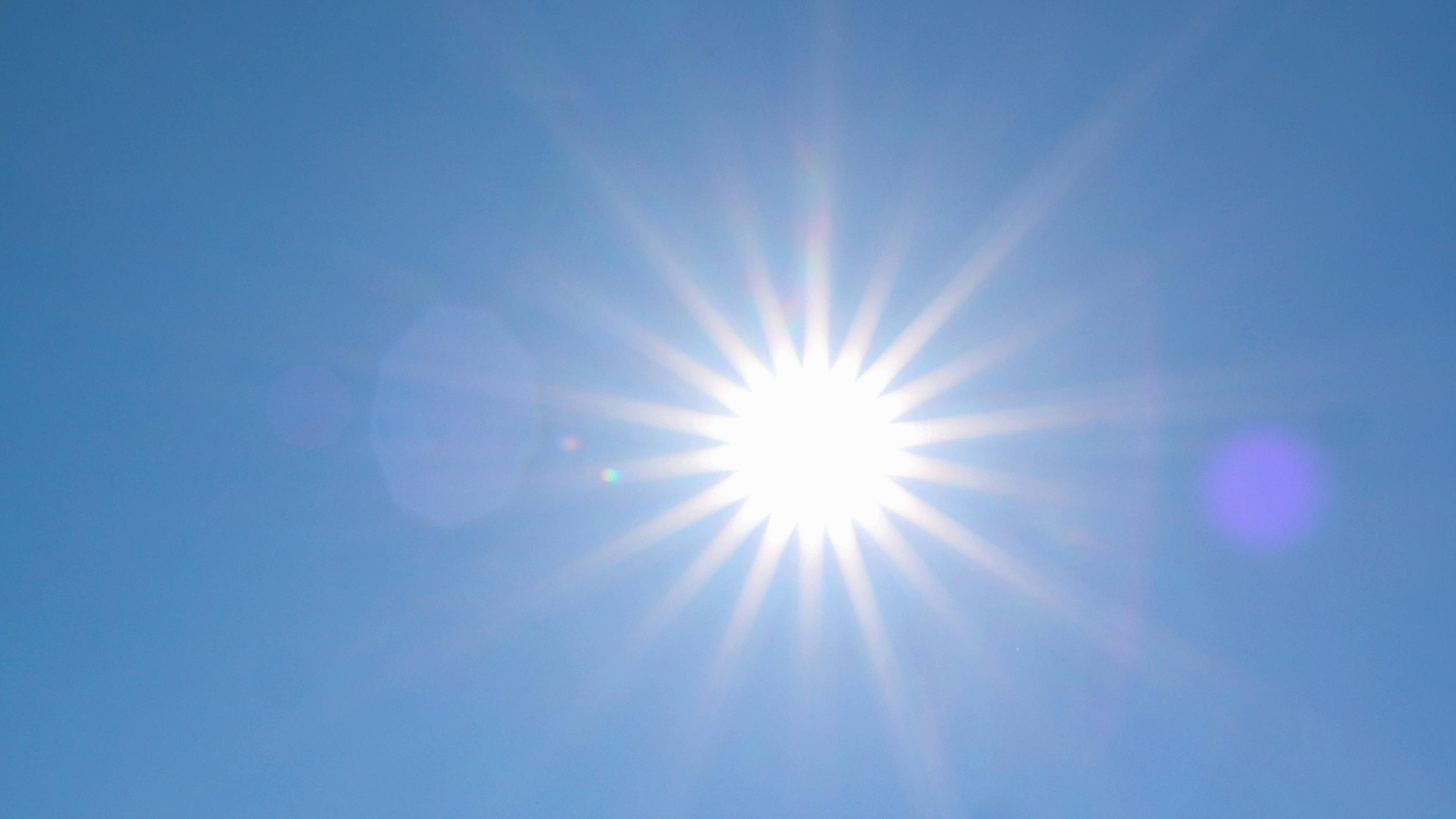 Gleißende Sonne am wolkenlosen Himmel