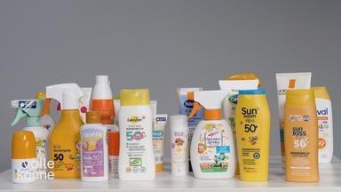Verschiedene Sonnenschutz-Mittel für Kinder stehen auf einem Tisch.