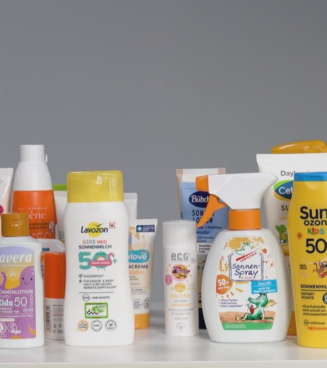 Verschiedene Sonnenschutz-Mittel für Kinder stehen auf einem Tisch.
