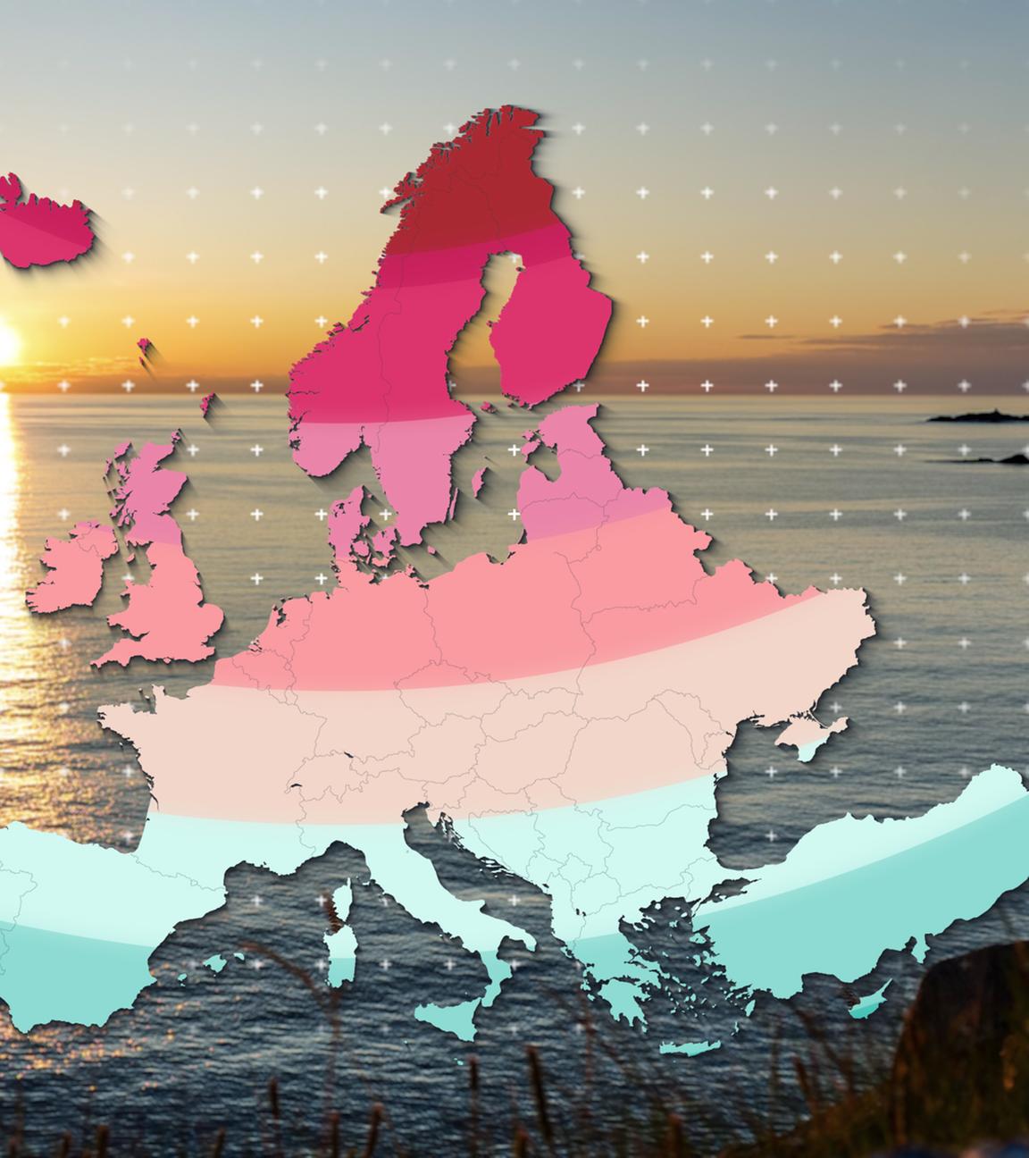 Am Meer ist der Sonnenuntergang kurz über dem Horizont zu sehen. Darüber ist eine Karte Europas, abgetrennt in Polarkreise, eingeblendet.