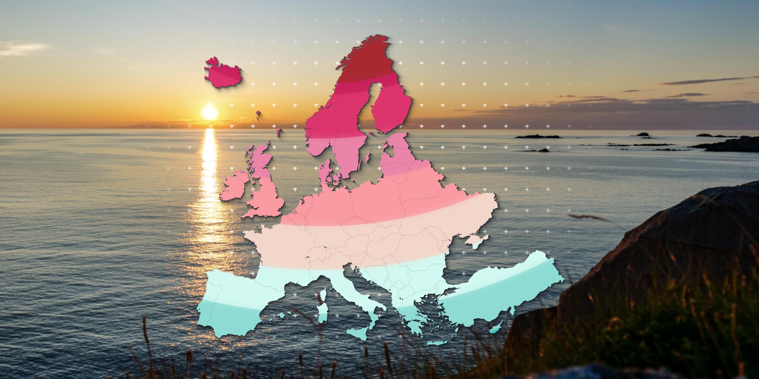 Am Meer ist der Sonnenuntergang kurz über dem Horizont zu sehen. Darüber ist eine Karte Europas, abgetrennt in Polarkreise, eingeblendet.