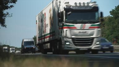Ein LKW fährt über die Autobahn