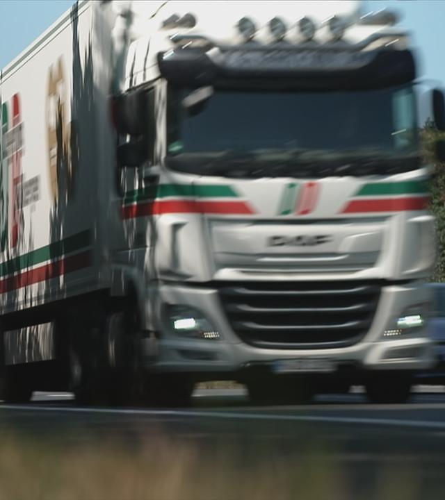 Ein LKW fährt über die Autobahn