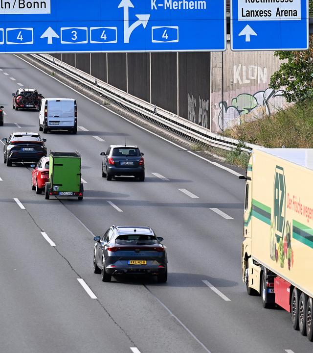 Ein Lastwagen fährt auf der Autobahn 3