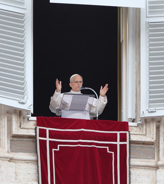 Mit ausgestreckten Armen steht Papst Leo vor dem Rednerpult beim traditionellen Sonntagsgebet.