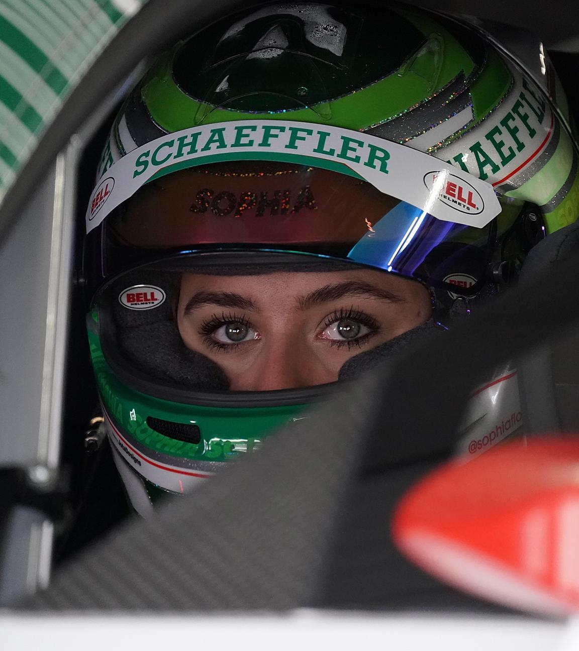 Sophia Flörsch im Cockpit ihres DTM-Rennwagens