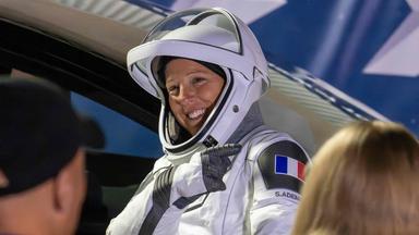 Die ESA-Astronautin Sophie Adenot deutet auf die französische Flagge an ihrer Schulter, während sie sich am 13. Februar 2026 auf der Cape Canaveral Space Force Station in Florida auf den Weg zur SpaceX-Rakete Falcon 9 und dem dazugehörigen Dragon-Raumschiff am Startkomplex 40 für die Mission Crew-12 macht.