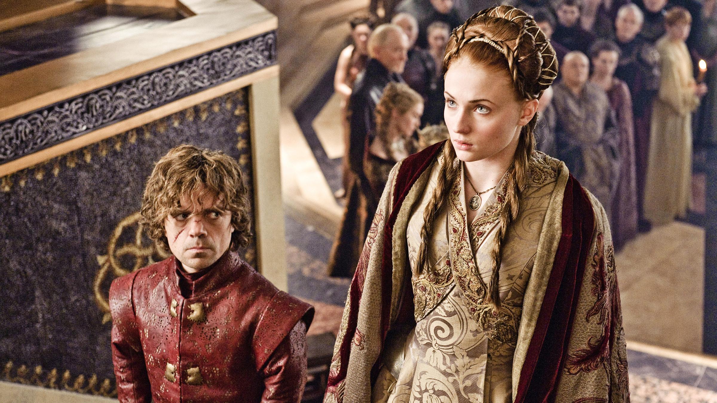 Sophie Turner alias “Sansa Stark“ mit Peter Dinklage alias "Tyrion Lannister" in einer Szene von "Game of Thrones" 2013. Er schaut sie an. 