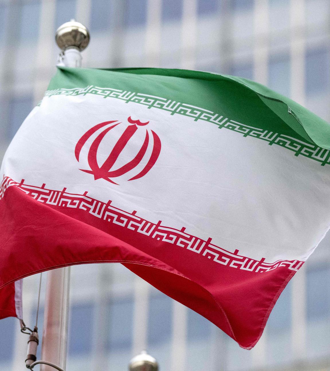 Die Flagge des Iran flattert im Wind.