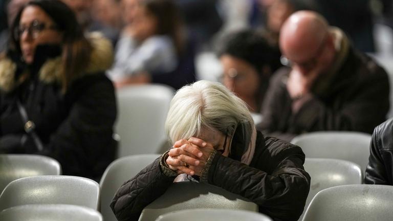 Eine Frau betet für den kranken Papst