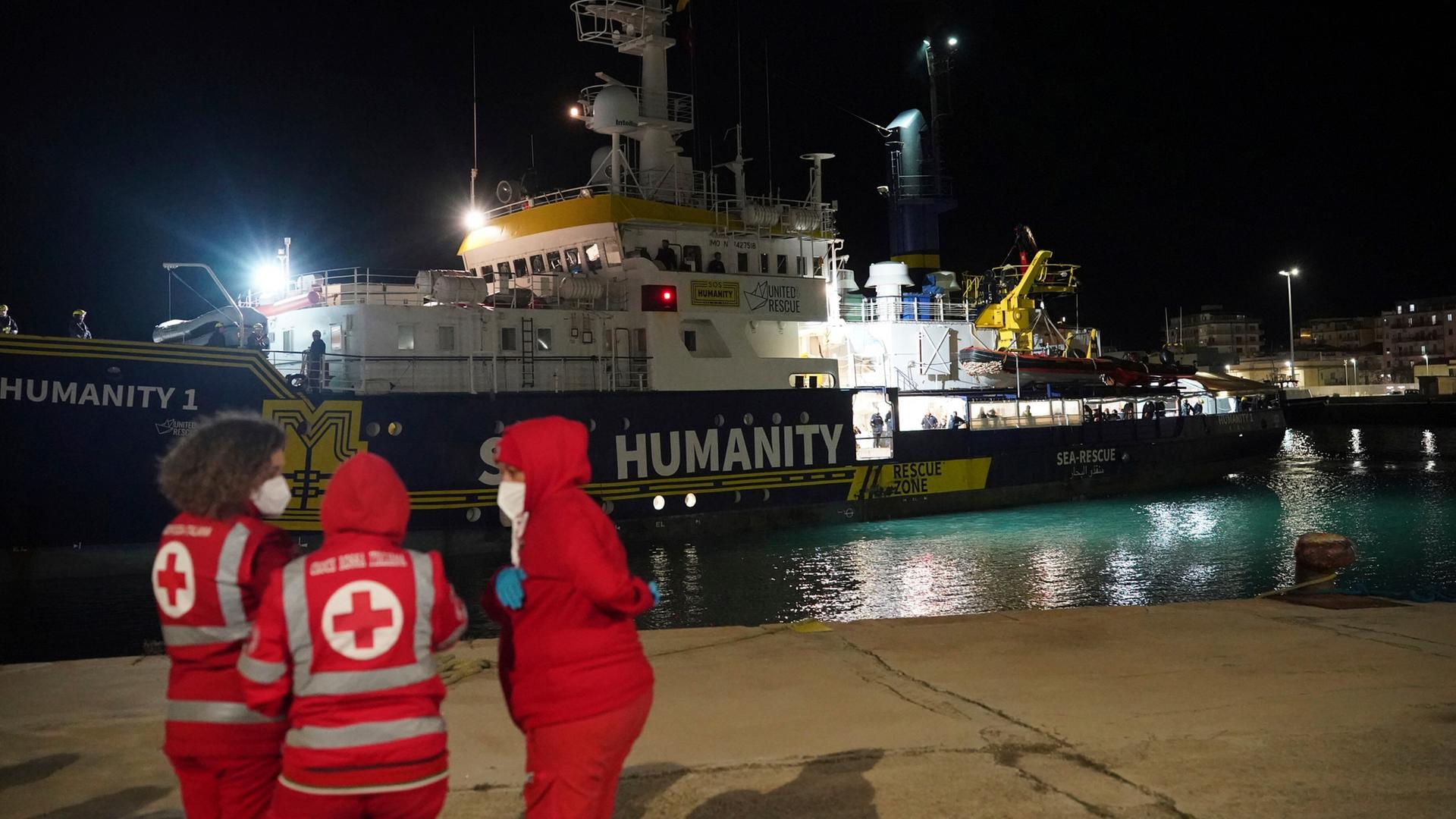 Das humanitäre Schiff SOS Humanity 1 liegt in der süditalienischen Hafenstadt Crotone vor Anker, 04.03.2023.