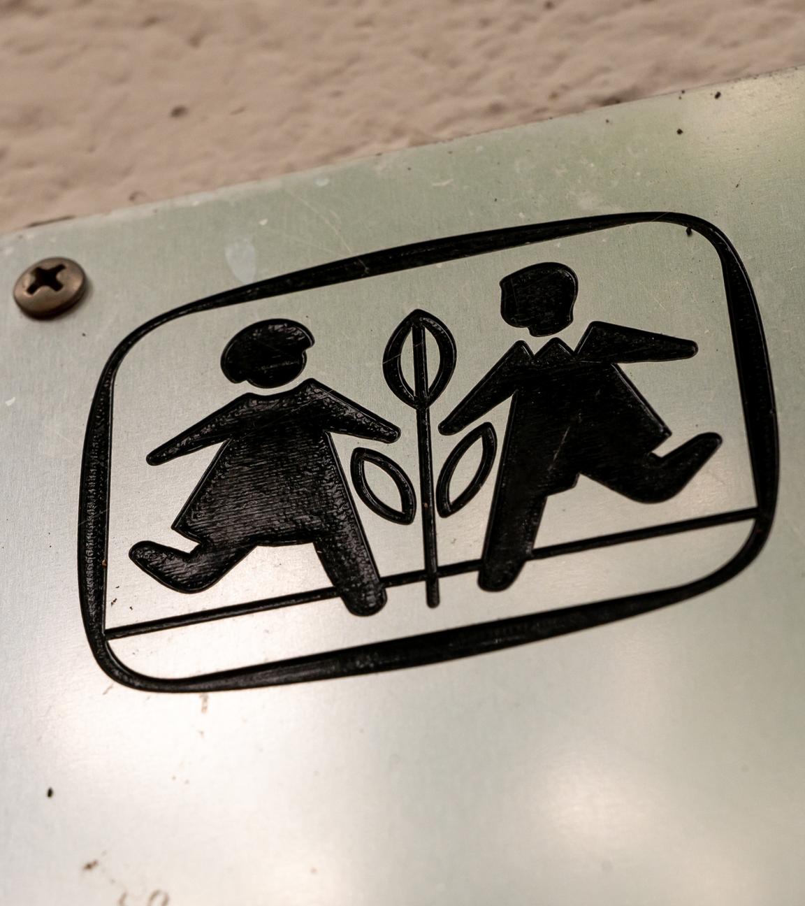 08.10.2021, Bayern, München: Das Logo von "SOS Kinderdorf" auf einem Schild.
