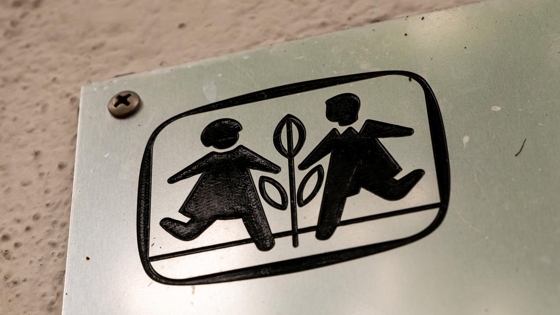 08.10.2021, Bayern, München: Das Logo von "SOS Kinderdorf" auf einem Schild.