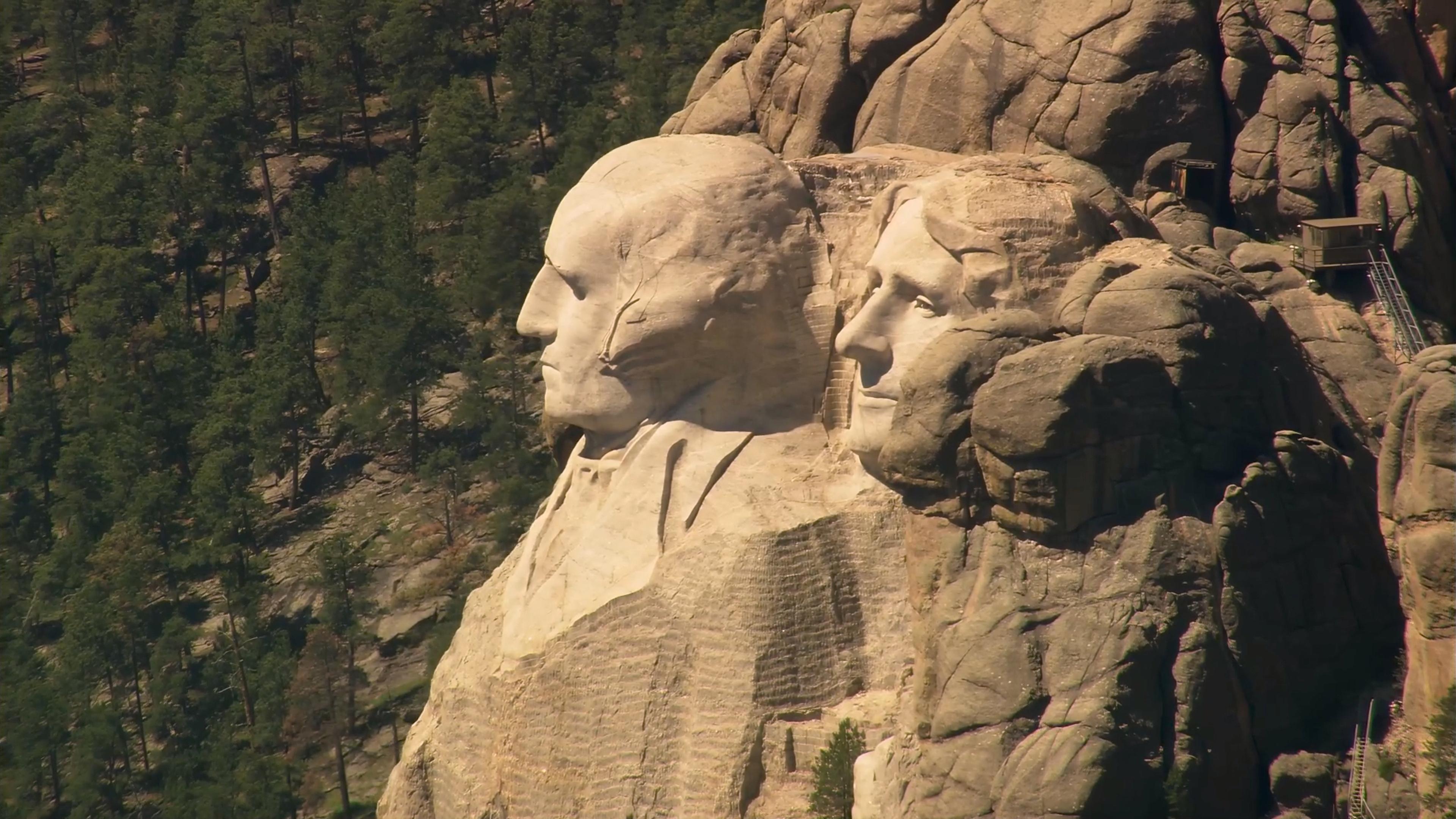  In der Seitenansicht des Mount Rushmore in South Dakota sind die in den Fels gehauenen Gesichter von George Washington und Thomas Jefferson zu erkennen.