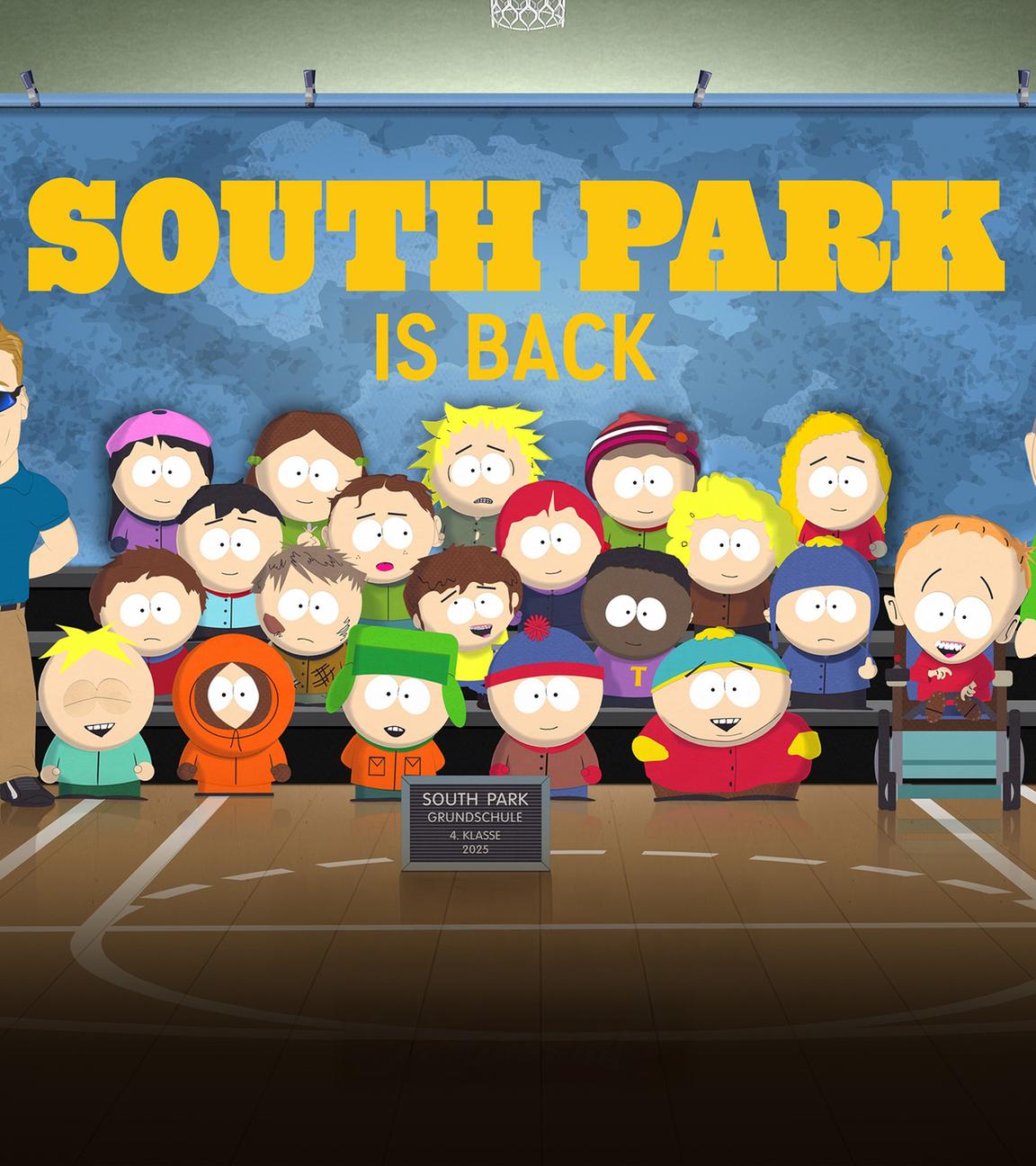 Comic-Zeichnung: Eine Schulklasse mit zwei Lehrern hat sich zu einem Klassenfoto vor einer blauen Tafel versammelt, auf der South Park is back steht.