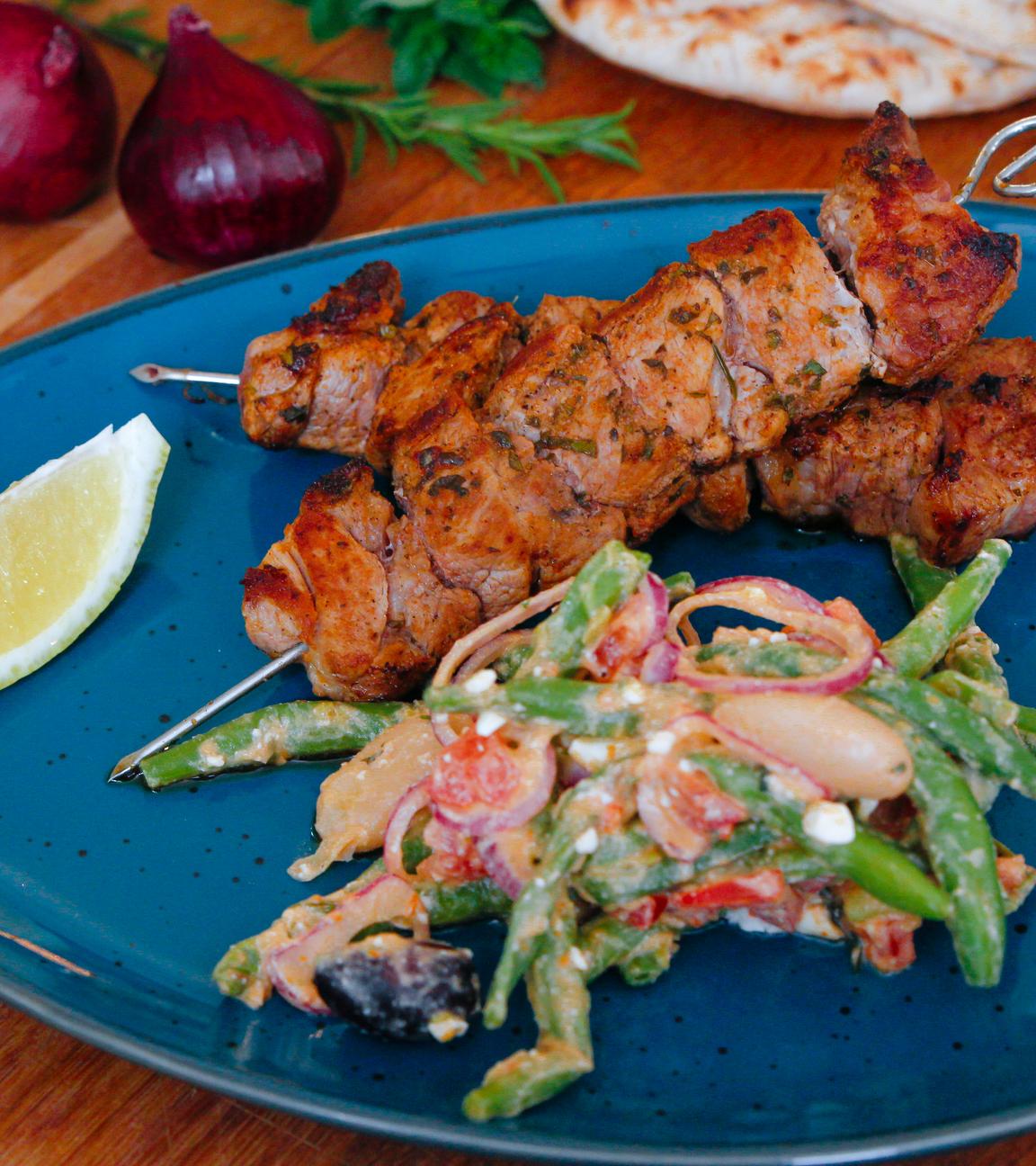 Souvlaki mit mediterranem Bohnensalat