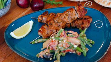Souvlaki mit mediterranem Bohnensalat