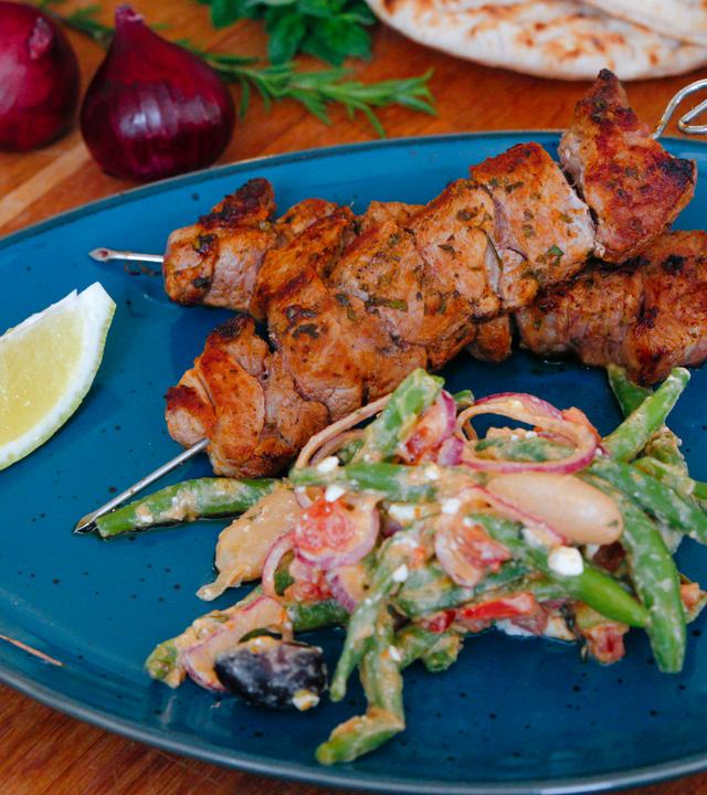 Souvlaki mit mediterranem Bohnensalat