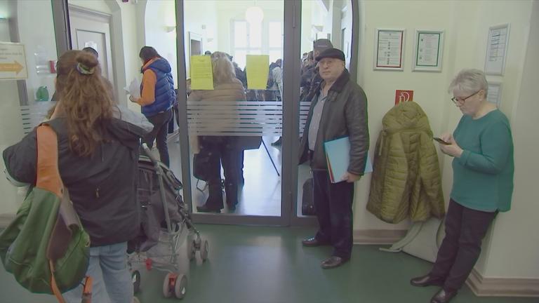 Schlange im Sozialamt in Berlin
