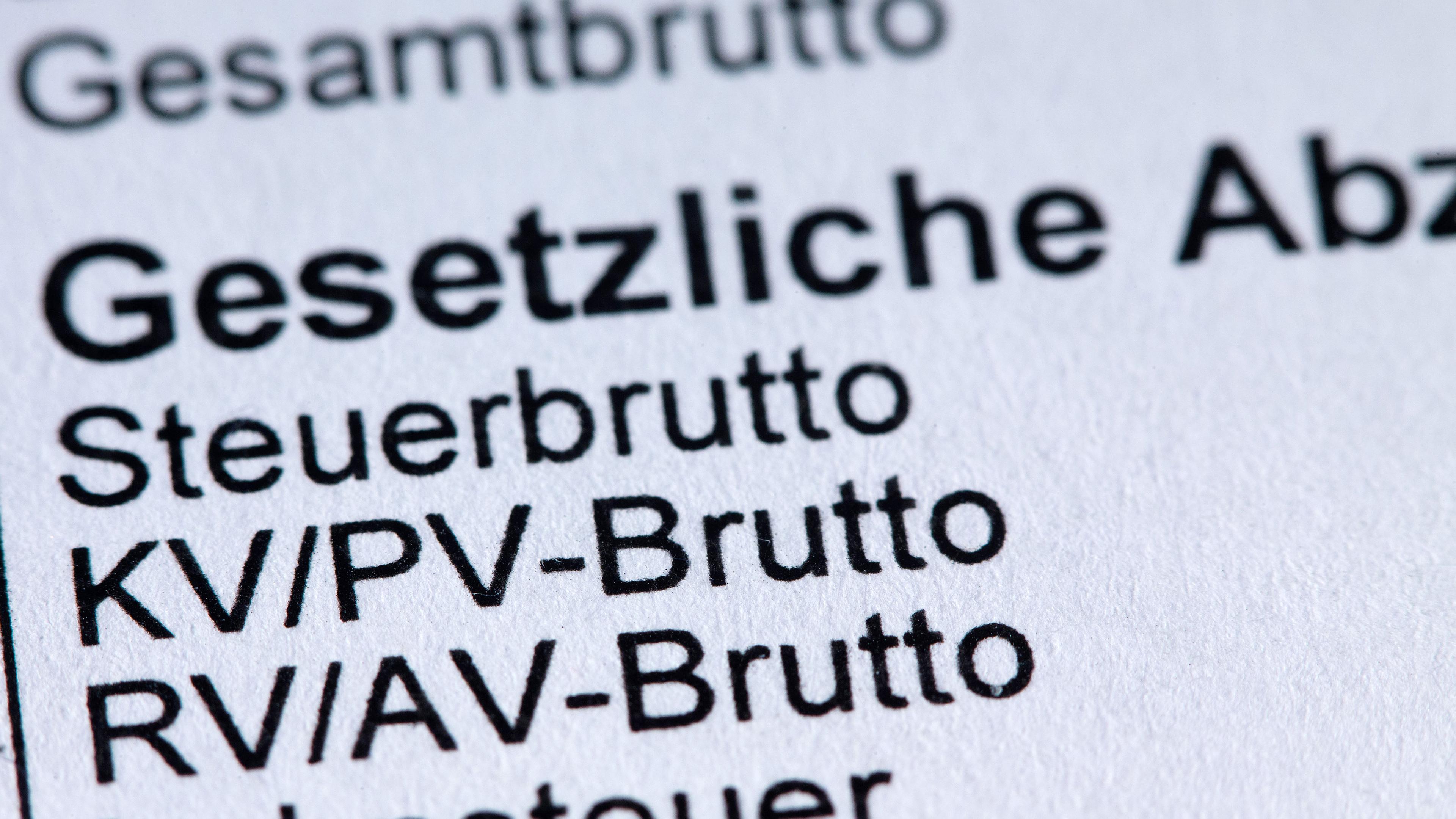 Die Einträge zur Krankenversicherung sind auf einer Gehaltsabrechnung zu sehen
