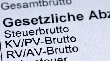 Die Einträge zur Krankenversicherung sind auf einer Gehaltsabrechnung zu sehen