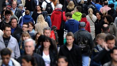 Menschen in Fußgängerzone