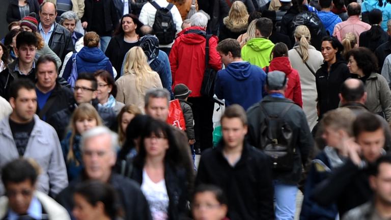 Menschen in Fußgängerzone