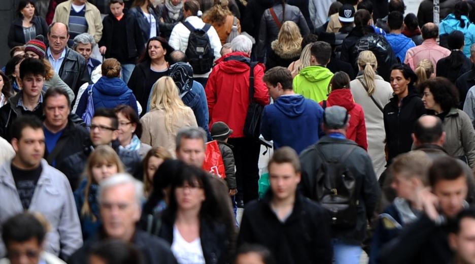 Menschen in Fußgängerzone