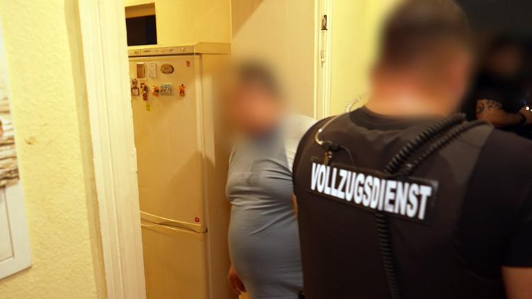 Kontrolleur in einer Unterkunft von EU-Bürger aus Osteuropa