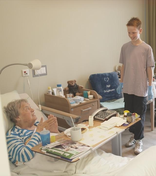 Schüler arbeiten im Seniorenheim