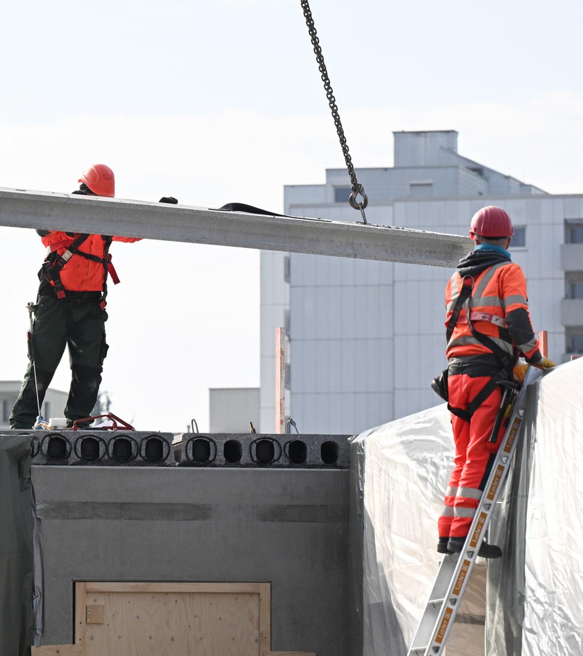 Auf einer Baustelle für Wohnungen im sozialen Wohnungsbau entstehet in modulbauweise ein neues Quartier. (Archiv)