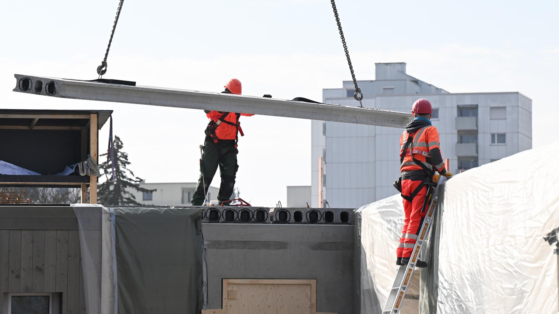Auf einer Baustelle für Wohnungen im sozialen Wohnungsbau entstehet in modulbauweise ein neues Quartier. (Archiv)