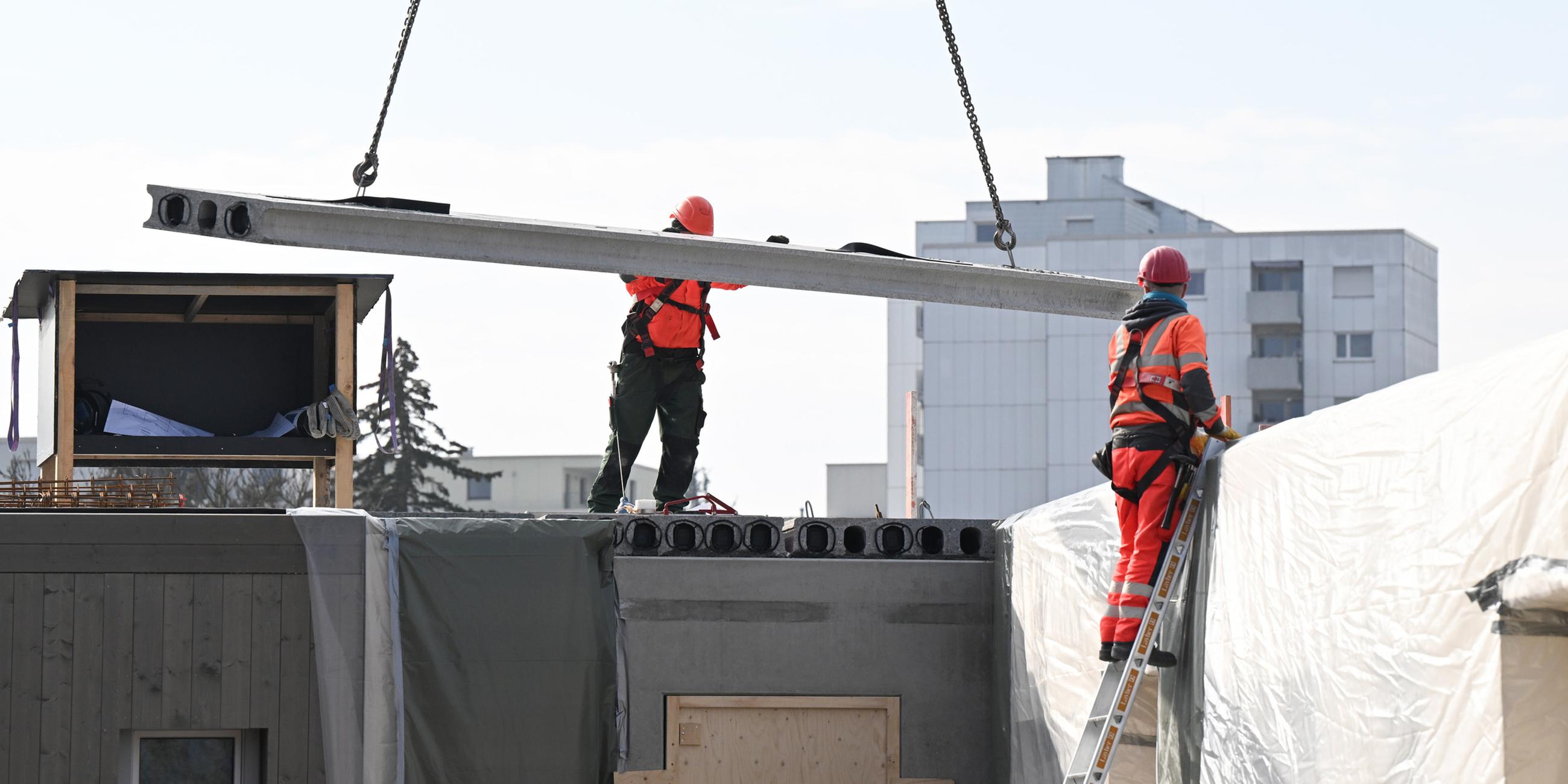 Auf einer Baustelle für Wohnungen im sozialen Wohnungsbau entstehet in modulbauweise ein neues Quartier. (Archiv)
