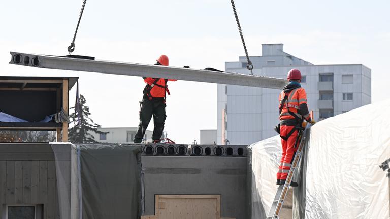Auf einer Baustelle für Wohnungen im sozialen Wohnungsbau entstehet in modulbauweise ein neues Quartier. (Archiv)