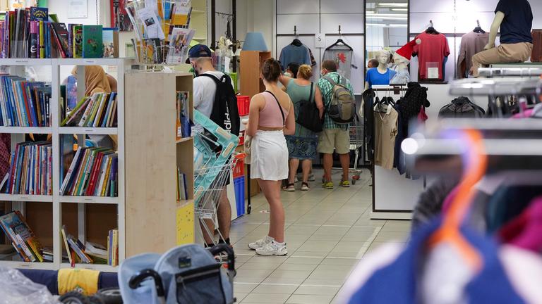 Mneschen in einem Sozialkaufhaus