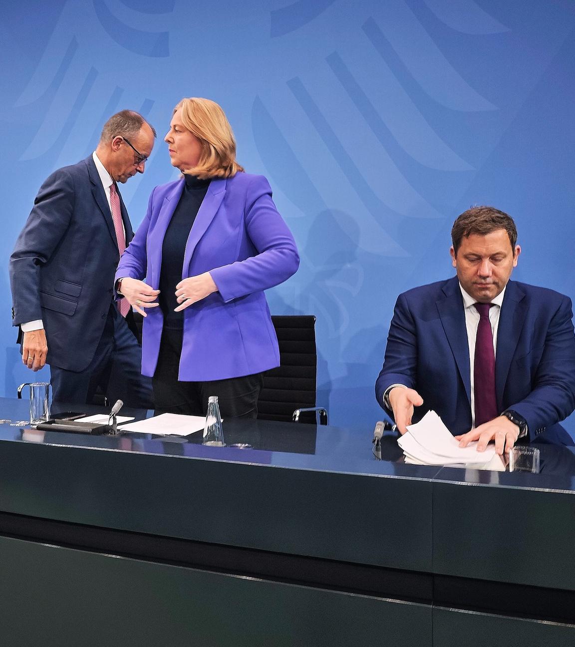 Pressekonferenz im Bundeskanzleramt nach Koalitionsausschuss: L-R: CSU-Chef Markus Soeder, Bundeskanzler Friedrich Merz (CDU), Bundesministerin fuer Arbeit und Soziales Baerbel Bas (SPD), Bundesminister der Finanzen Lars Klingbeil (SPD)
