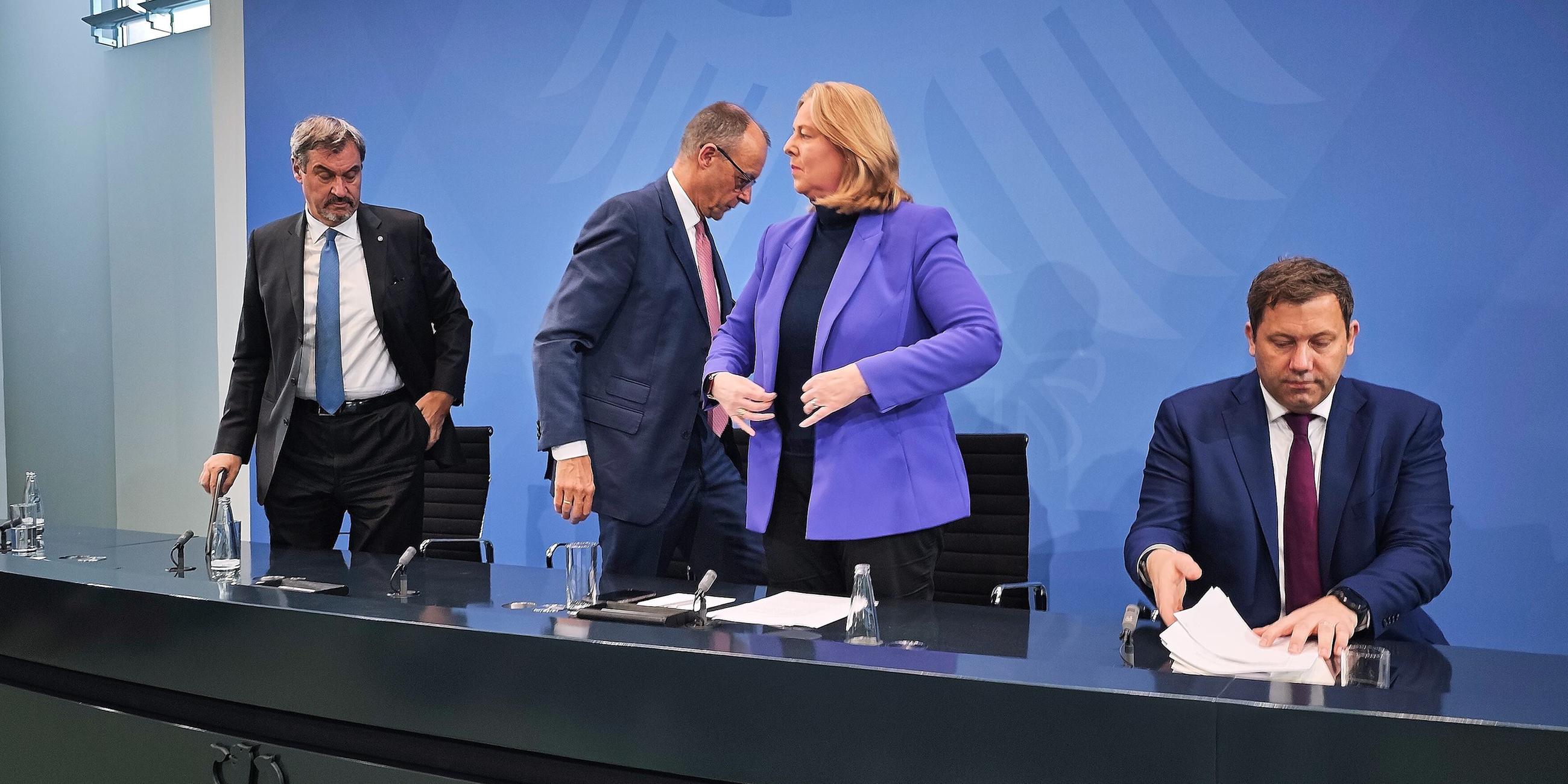 Pressekonferenz im Bundeskanzleramt nach Koalitionsausschuss: L-R: CSU-Chef Markus Soeder, Bundeskanzler Friedrich Merz (CDU), Bundesministerin fuer Arbeit und Soziales Baerbel Bas (SPD), Bundesminister der Finanzen Lars Klingbeil (SPD)