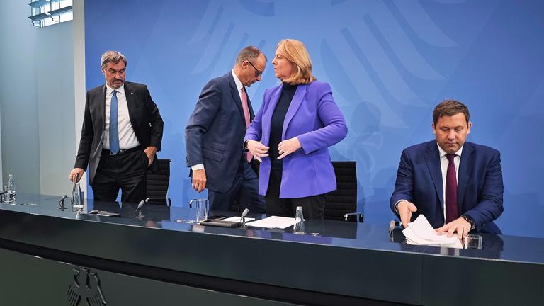 Pressekonferenz im Bundeskanzleramt nach Koalitionsausschuss: L-R: CSU-Chef Markus Soeder, Bundeskanzler Friedrich Merz (CDU), Bundesministerin fuer Arbeit und Soziales Baerbel Bas (SPD), Bundesminister der Finanzen Lars Klingbeil (SPD)