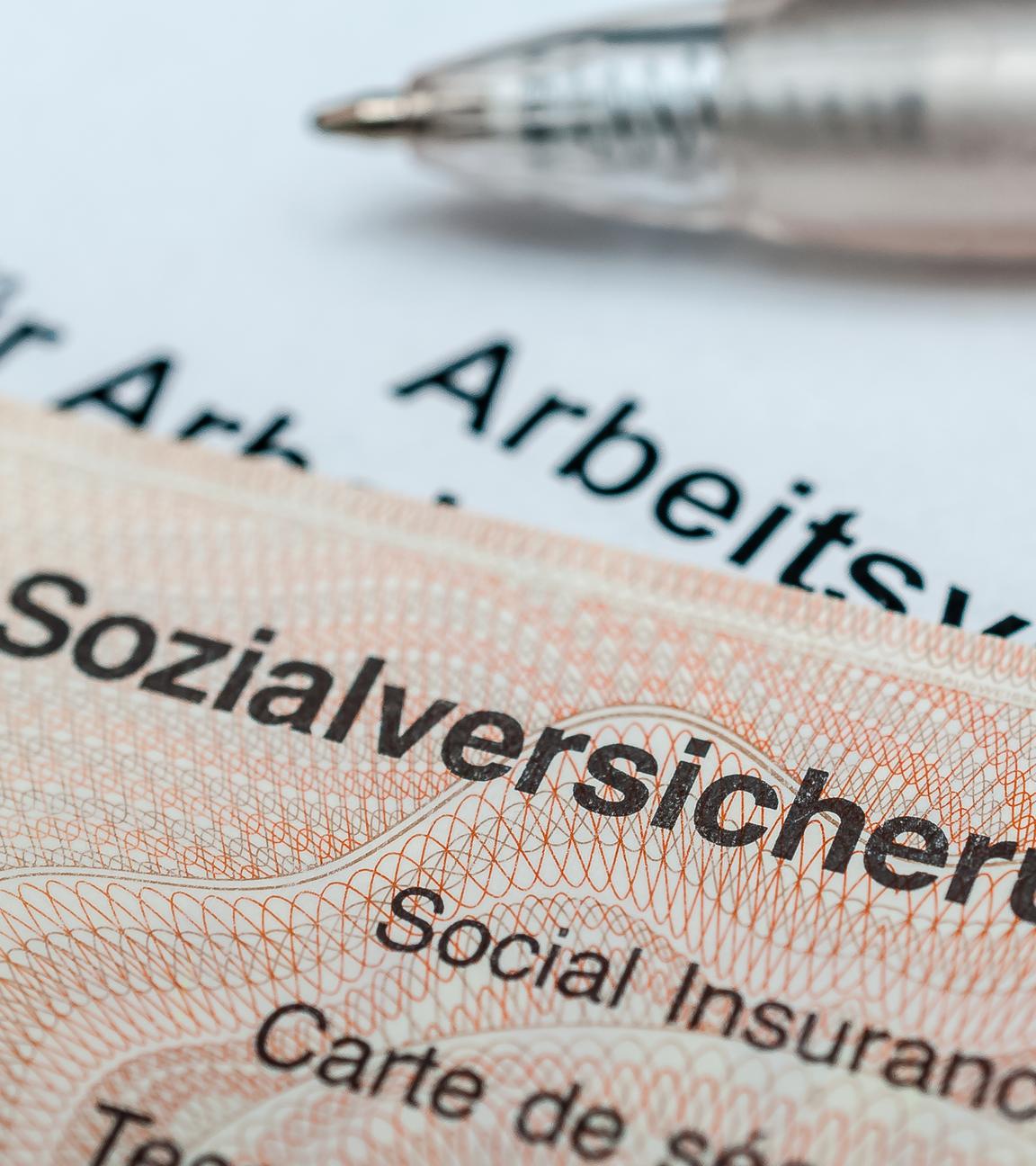 Ein Sozialversicherungsausweis und Arbeitsvertrag