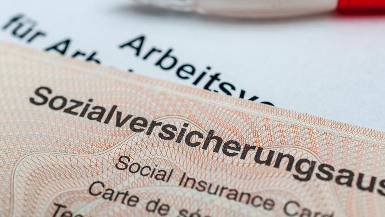 Ein Sozialversicherungsausweis und Arbeitsvertrag