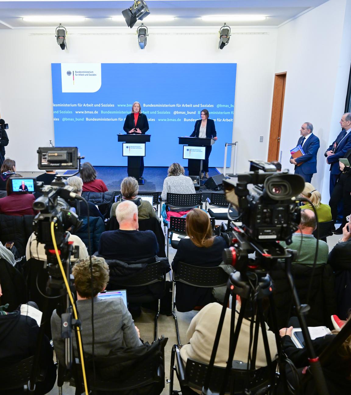 Übergabe Bericht der Kommission zur Sozialstaatsreform