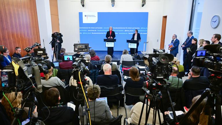 Übergabe Bericht der Kommission zur Sozialstaatsreform