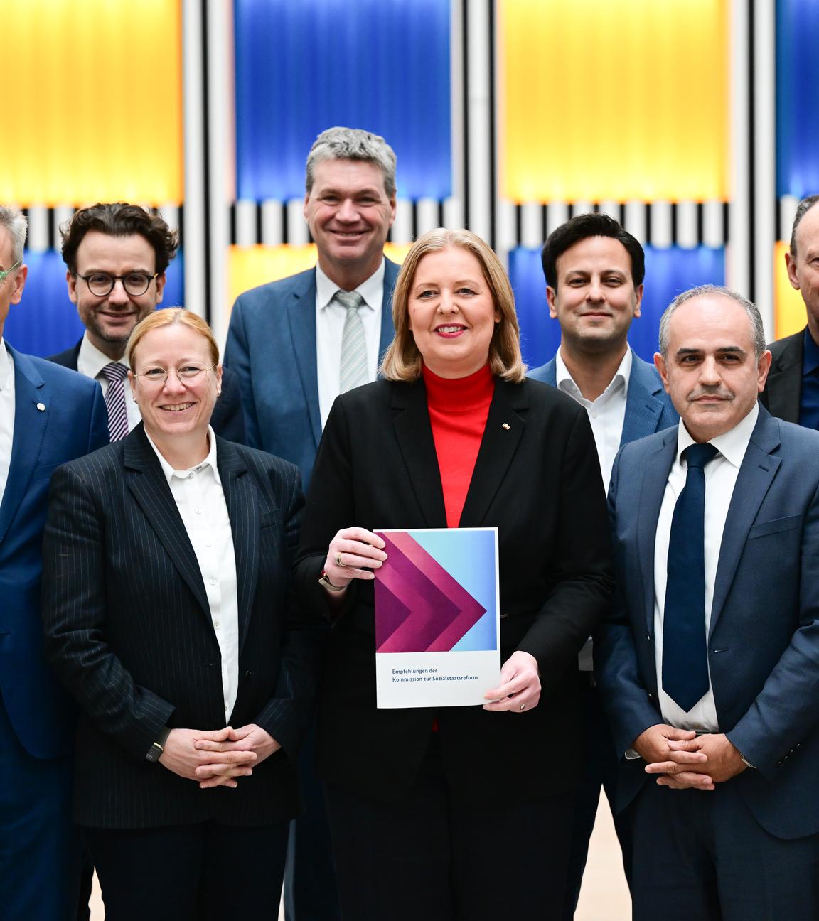 Berlin: Bärbel Bas (SPD), Bundesministerin für Arbeit und Soziales, steht während der Übergabe des Berichts der Kommission zur Sozialstaatsreform mit den Kommissionsmitgliedern im Arbeitsministerium.