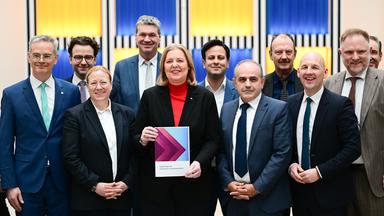 Berlin: Bärbel Bas (SPD), Bundesministerin für Arbeit und Soziales, steht während der Übergabe des Berichts der Kommission zur Sozialstaatsreform mit den Kommissionsmitgliedern im Arbeitsministerium.